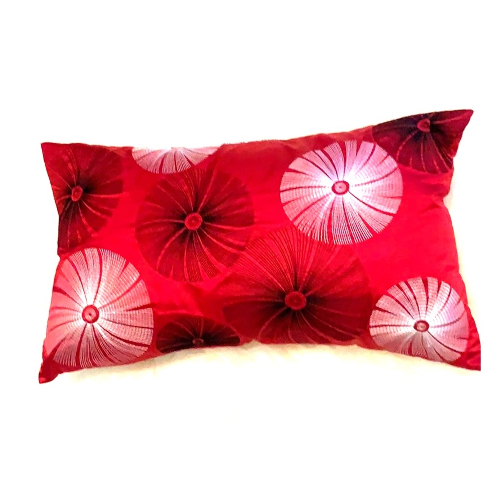 This red throw pillow is so chic!
